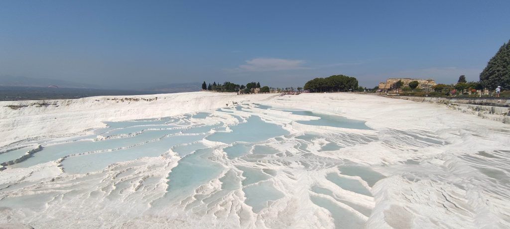 Castillos de algodón en Pamukkale en la ruta de 5 días por Turquía