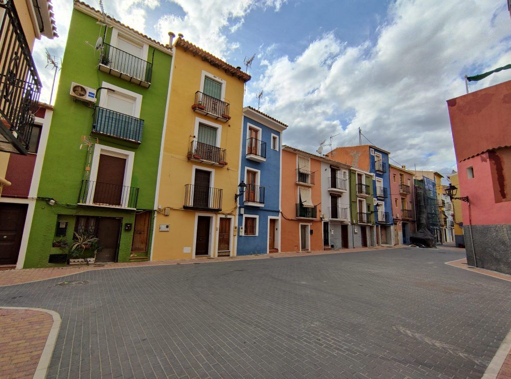 Casas de colores en Villajoyosa (8 lugares imprescindibles en la Comunidad Valenciana)