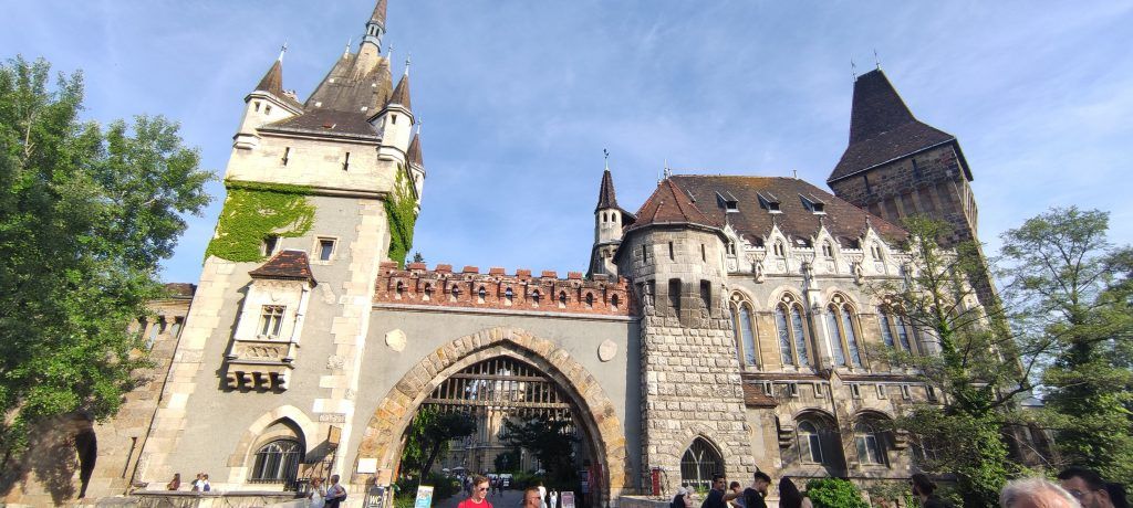 Fortificación dentro del City Park - Qué ver en 1 día en Budapest