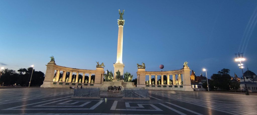Plaza de los héroes de noche 