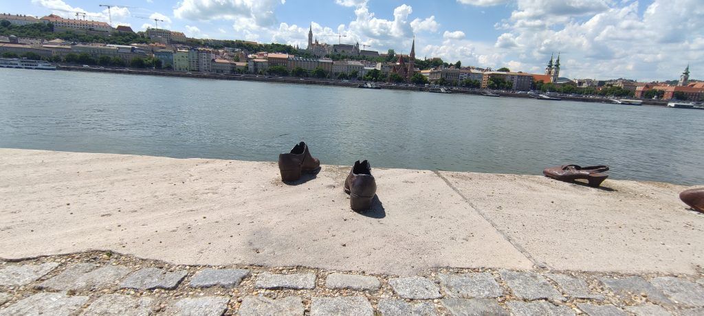 Zapatos a la orilla del Danubio