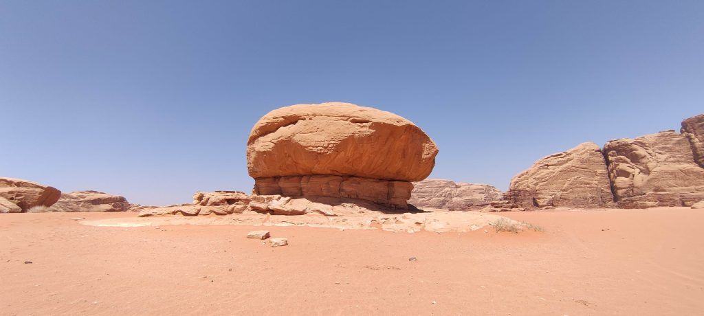 Roca en forma de champiñón en el desierto