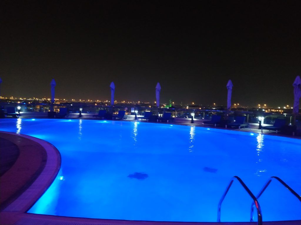Piscina en el hotel de Abu Dhabi