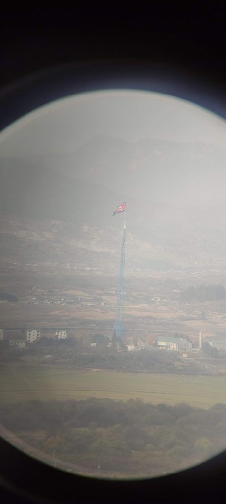 Bandera de Corea del Norte desde la Zona desmilitarizada