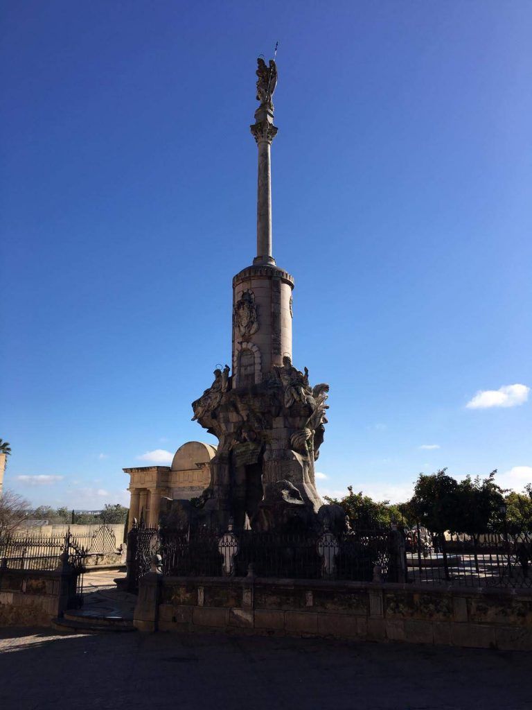 Estatua de San Rafael. 16 lugares qué ver en Córdoba imprescindibles.