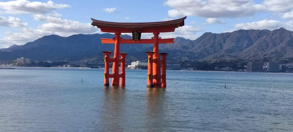 Tori del santuario de Itsukushima en Miyajima