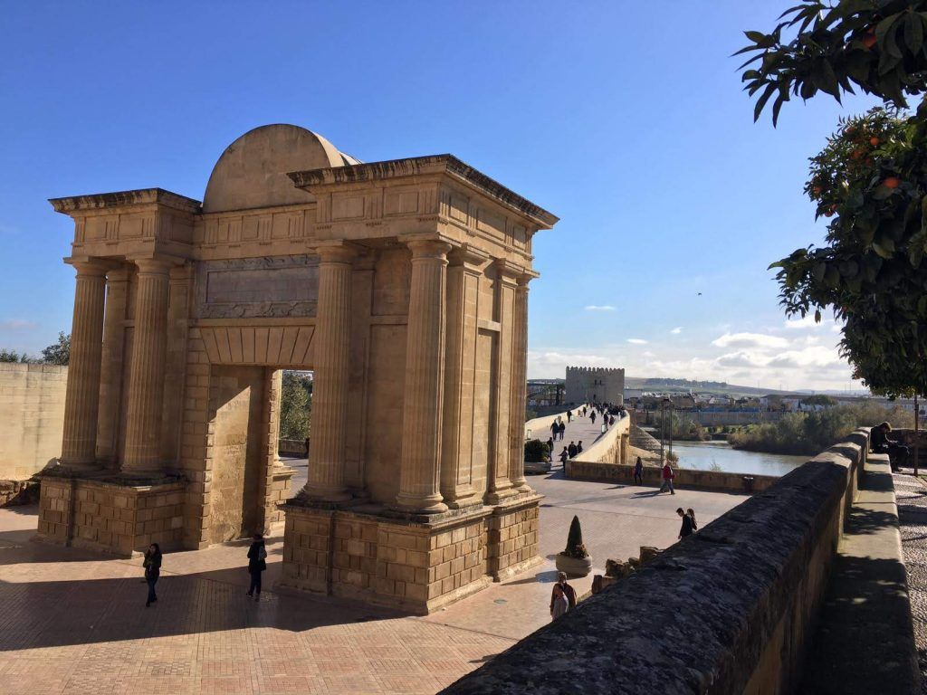 Puerta del Puente y Puente Romano de Córdoba. 16 lugares qué ver en Córdoba imprescindibles.